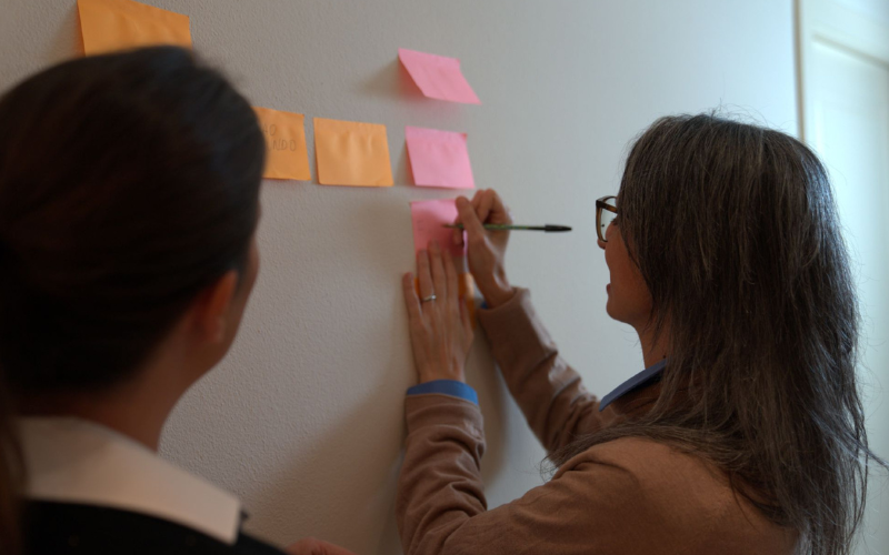 Il team Spark Studio al lavoro con i post-it durante un workshop